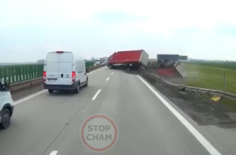 Na autostradzie A4 przewróciła się ciężarówka. Wypadek nagrał inny kierowca [WIDEO]