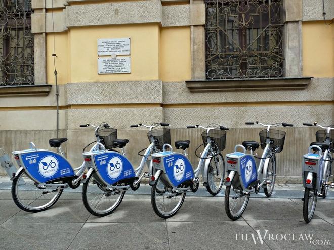 Młodzi, bezrobotni i wykształceni z Wrocławia w gmachu Sejmu w Warszawie