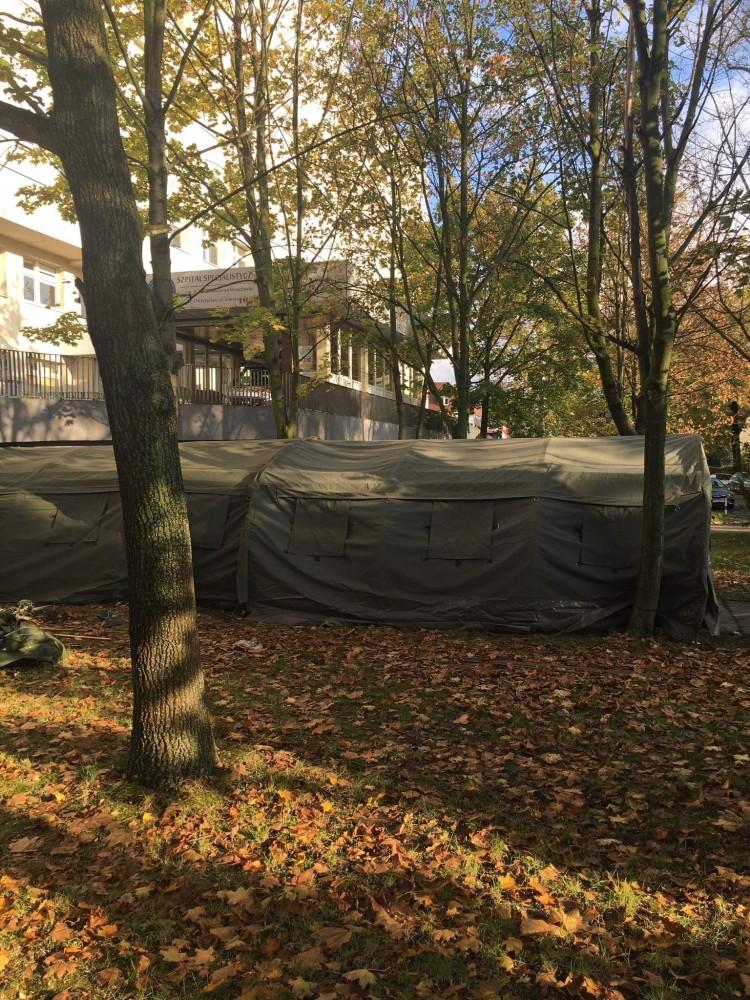 Wojsko rozkłada namioty przed szpitalem na Brochowie [ZDJĘCIA]