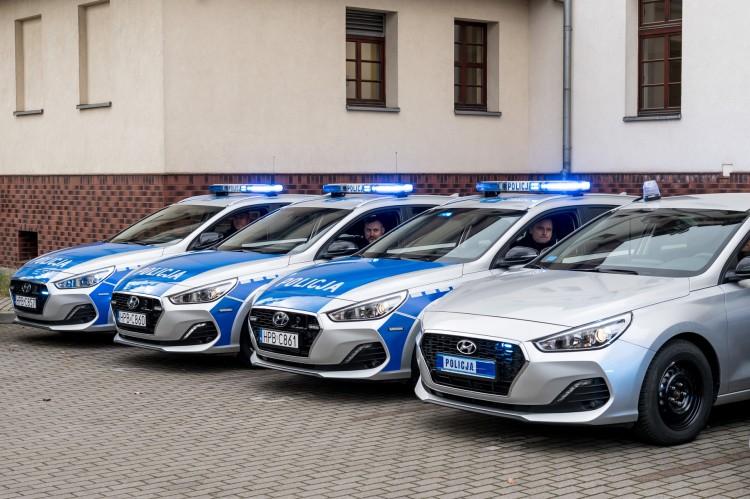 Miasto kupiło policji 16 aut marki Hyundai za 650 tys. zł. Uroczyście przekazał je prezydent [ZDJĘCIA]