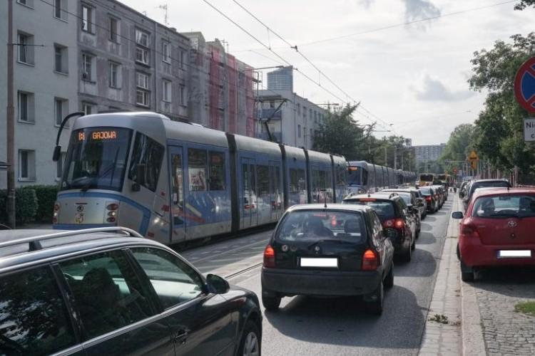 Korki we Wrocławiu większe niż w Paryżu. „Ile poglądów na miasto, tyle rankingów”