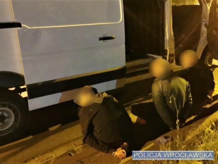 Złodzieje katalizatorów na gościnnych występach we Wrocławiu. To plaga, ale kierowcy mają domowe sposoby na zabezpieczenie aut
