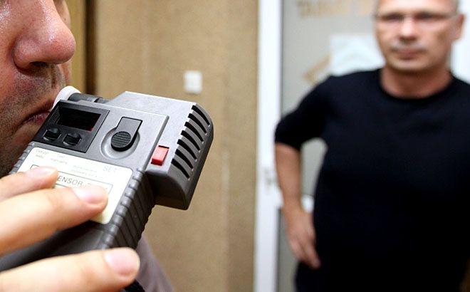Pijany w sztok jechał samochodem przez miasto. Policjantom próbował wręczyć łapówkę