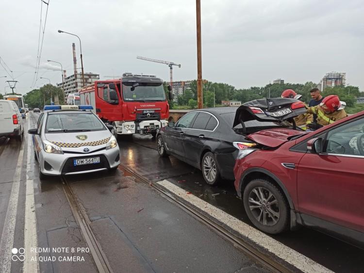Wrocław: Wypadek na Moście Osobowickim. Utrudnienia w ruchu w stronę centrum [ZDJĘCIA]
