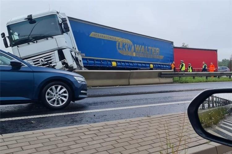Wrocław: Nagłe hamowanie tira na AOW. Uderzył w bariery i się zaklinował