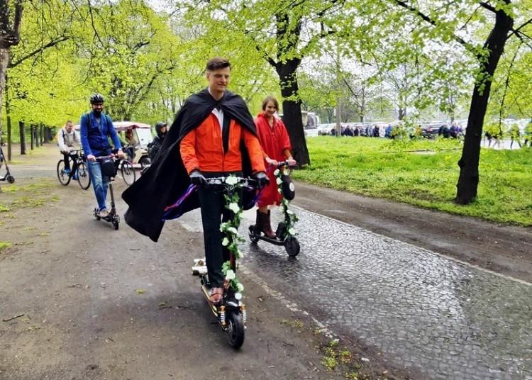 Wrocław: Do ślubu na hulajnodze. Nietypowy pomysł wrocławian