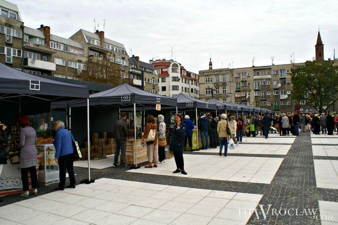 Ruszył jarmark na placu Nowy Targ. Na inaugurację żur z ogromnego kotła