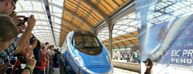 Będzie trzy razy więcej najtańszych biletów na Pendolino, a w PKP Intercity już lecą głowy