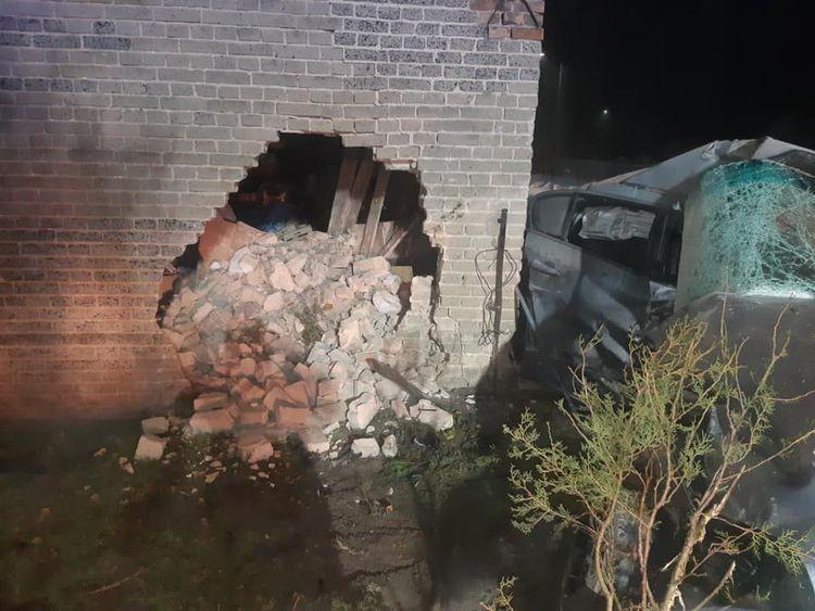 Śmiertelny wypadek pod Wrocławiem. BMW uderzyło w budynek [ZDJĘCIA]