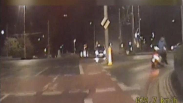 Pijany 30-latek na skuterze miejskim wjechał w radiowóz [WIDEO]