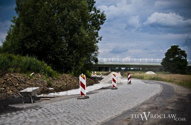 Remont na Kamieńskiego: drogowcy na dziurawy bruk położą asfalt