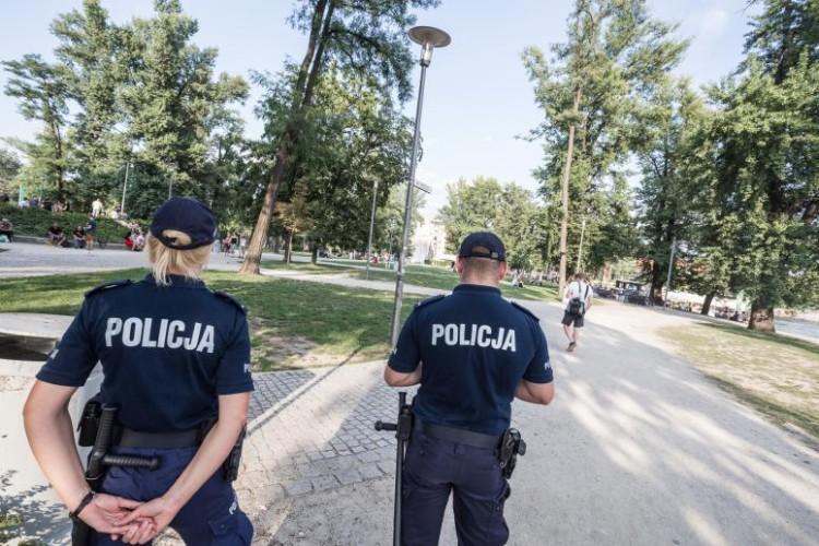 Sprawdź, czy wiesz, gdzie nie dostaniesz mandatu za „piwo pod chmurką”?