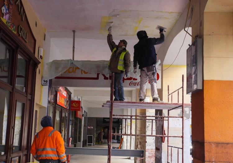 Miasto remontuje fragment arkad przy ul. Ruskiej. Znikną plakaty i graffiti [ZDJĘCIA]