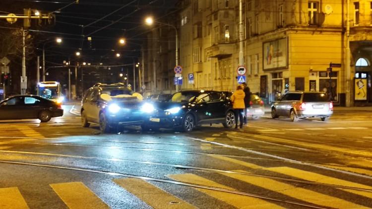 Wrocław: skrzyżowanie koło Pasażu Grunwaldzkiego zablokowane. Objazdy [ZDJĘCIA]