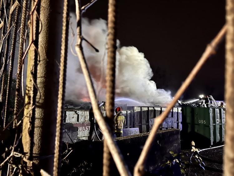 Podczas pożaru w Kiełczowie młody strażak zatruł się dymem