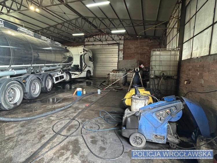Wrocław: Nielegalna myjnia i chemikalia, które trafiały wprost do kanalizacji