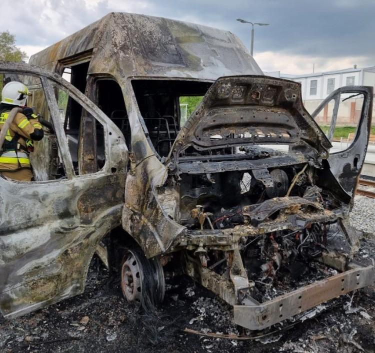 W Sobótce pod Wrocławiem doszczętnie spłonął bus