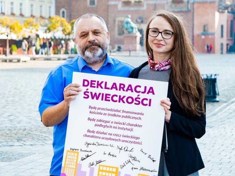 Partia Razem zapowiada, że gdy wygra wybory na urzędowe uroczystości nie będzie zapraszać księdza