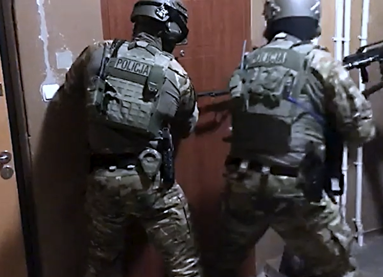 Fałszywe certyfikaty covidowe: CBŚP zatrzymała pseudokibiców i pracowników punktu szczepień [FILM]