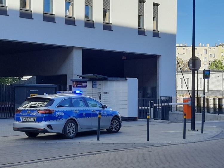 Ewakuacja przy Sienkiewicza. Za paczkomatem znaleziono bombę