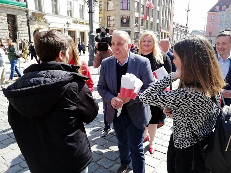 Schetyna rozdawał flagi i zachęcał do głosowania na KE. „W Unii Europejskiej chcemy być przy głównym stole” [ZDJĘCIA]