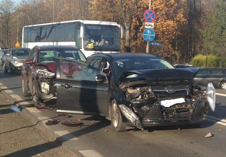Cztery samochody zderzyły się na ul. Kosmonautów. Są ranni