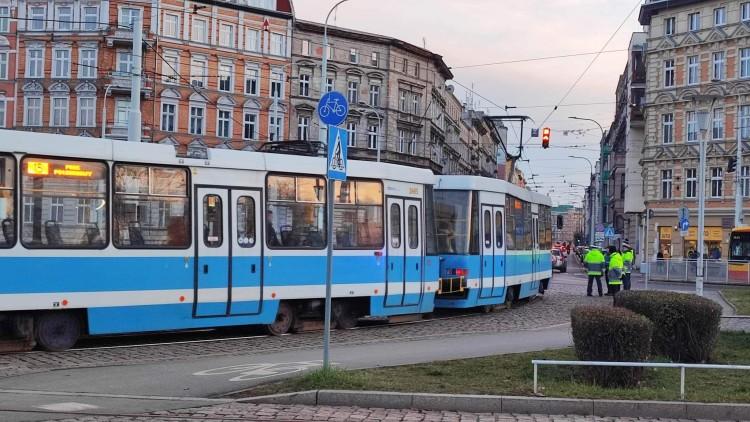Naprawa torowiska przy Dworcu Nadodrze. Zmieniono trasy tramwajów