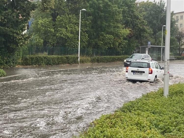 Sobotnia ulewa sparaliżowała Wrocław. Zalane ulice, tramwaje bez prądu, garaże i piwnice pod wodą. Sutryk: Dobrego, deszczowego wieczoru!