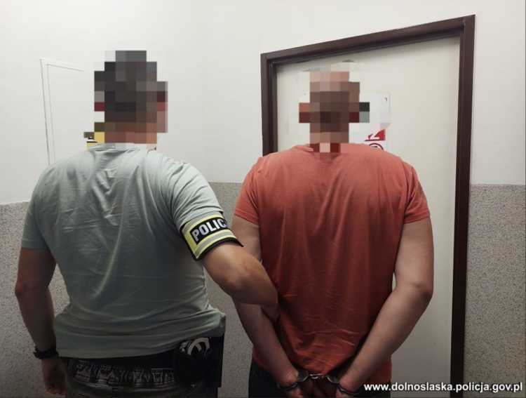 Regularnie okradał sklepy i groził ochroniarzowi. Teraz odpowie przed sądem