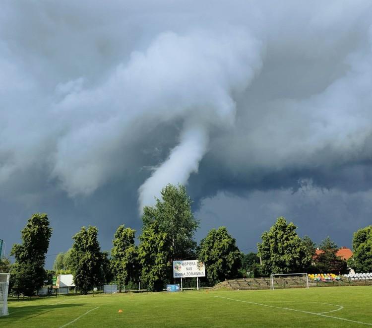 Trąba powietrzna koło Wrocławia. Pojawiła się niedaleko Żórawiny. Są zniszczenia