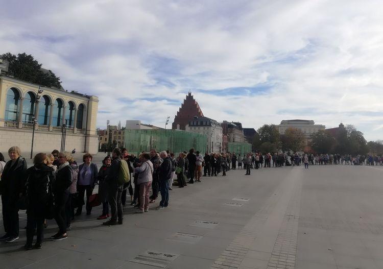 Spora kolejka przed NFM. Co się dzieje? [ZDJĘCIA]