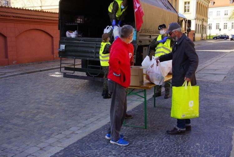 Caritas rozda tysiąc paczek z okazji Wielkanocy. Kto może liczyć na pomoc?