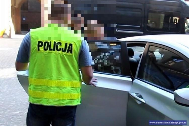 Wrocław: dwaj młodzi mężczyźni pobili i okradli taksówkarza
