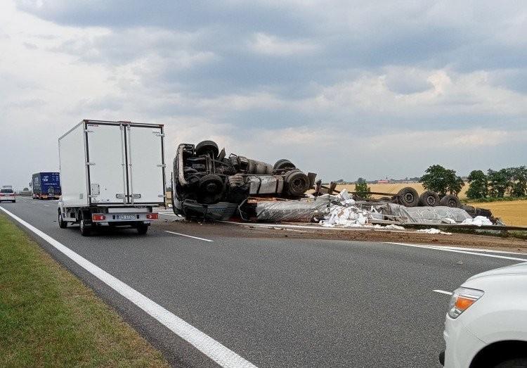 Zablokowana autostrada do Wrocławia po karambolu. Ląduje śmigłowiec LPR