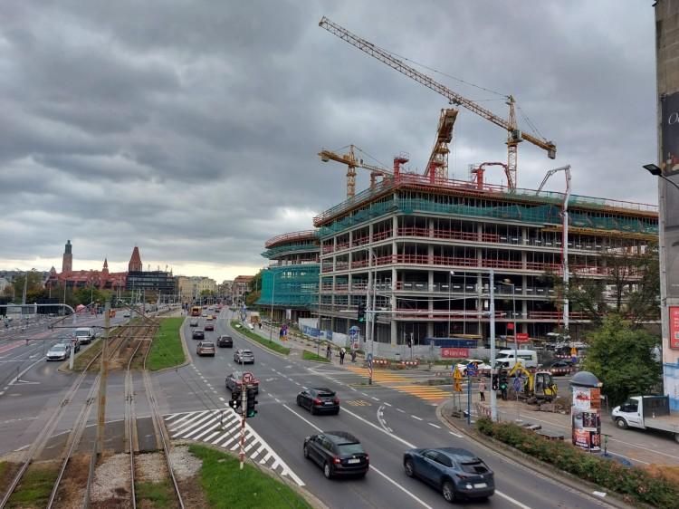 Wrocław: Rośnie nowy biurowiec przy pl. Jana Pawła II. Ma już dużego najemcę