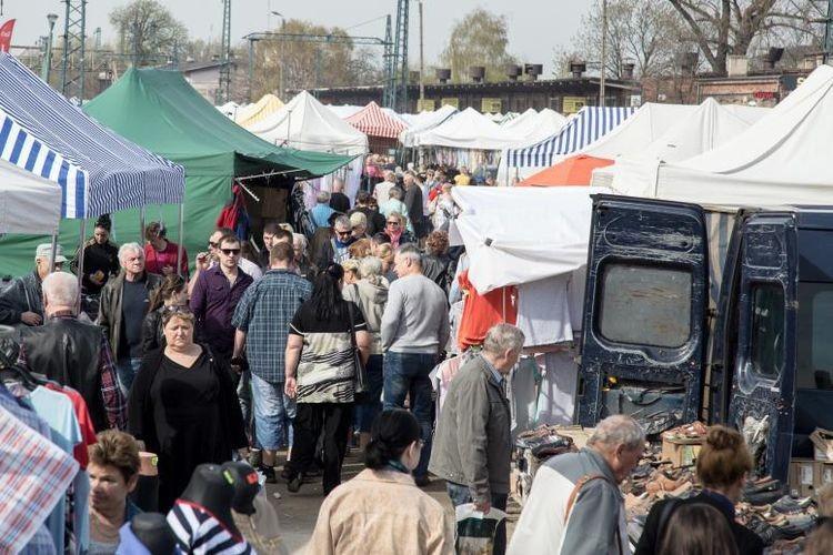 Policjanci zlikwidowali stoiska z podrobioną odzieżą