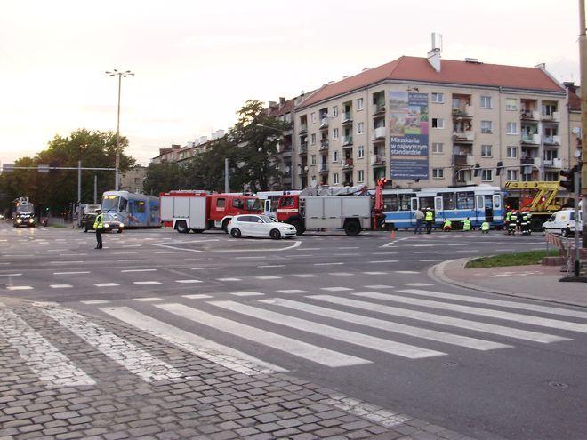 Wypadki na ulicach Wrocławia: potrącenie rowerzysty, pieszy w szpitalu