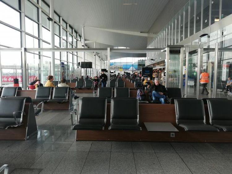 Poszukiwani pasażerowie lotu FR8405. Tym samolotem leciał pasażer zarażony koronawirusem