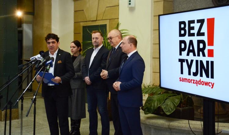 Bezpartyjni przeciw manipulacjom ruchu Trzaskowskiego i Sutryka