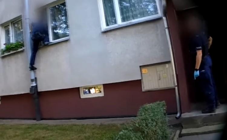 Atak nożownika na Różance. Policjant wchodził do niego po rynnie [WIDEO]
