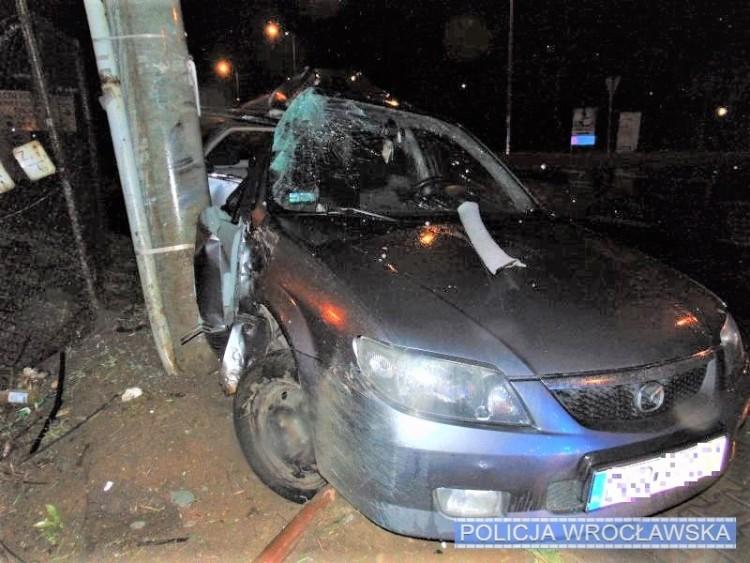 Pijany kierowca zakończył jazdę na słupie. Jego pasażer trafił do szpitala