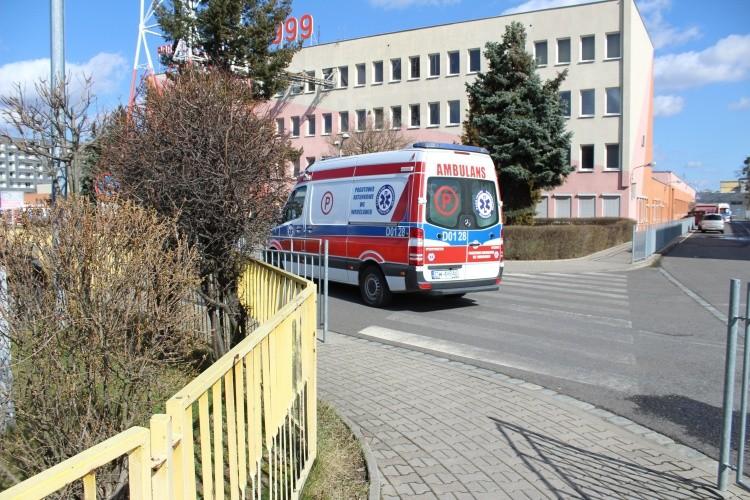 41-latka zaatakowała ratowniczkę z karetki. Uderzyła w twarz i kopnęła w brzuch
