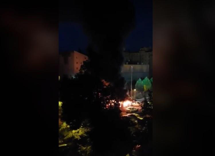 Wrocław: Pożar śmietnika na Nadodrzu. Gęsty dym i wybuchy [WIDEO]
