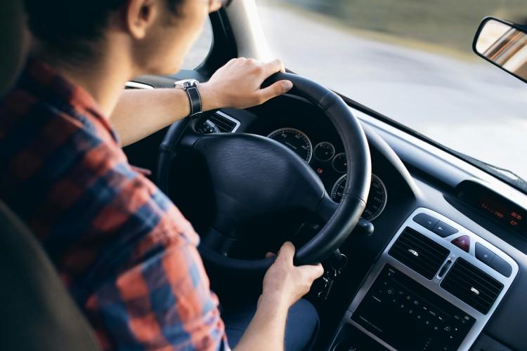 Wrocław: Dostawczym mercedesem wjechał w inne auto. Miał 1,2 promila alkoholu