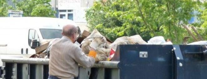 Rewolucja śmieciowa po wrocławsku: urzędnicy kłócą się z opozycją, a miasto tonie w odpadach