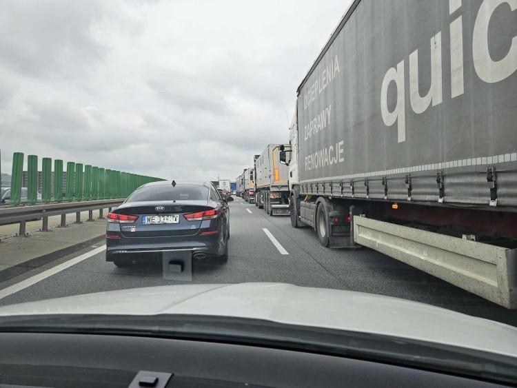 Autostrady A4 i AOW stoją w korku. Co tam się dzieje?