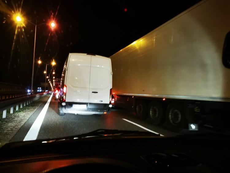 Wypadek na AOW. Są ranni, lądował śmigłowiec ratunkowy