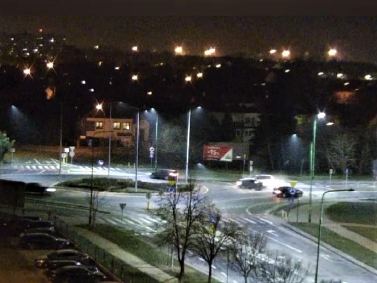 Przeleciał przez rondo i uderzył w kierującą fordem. 21-latek winy nie czuł, odmówił przyjęcia mandatu