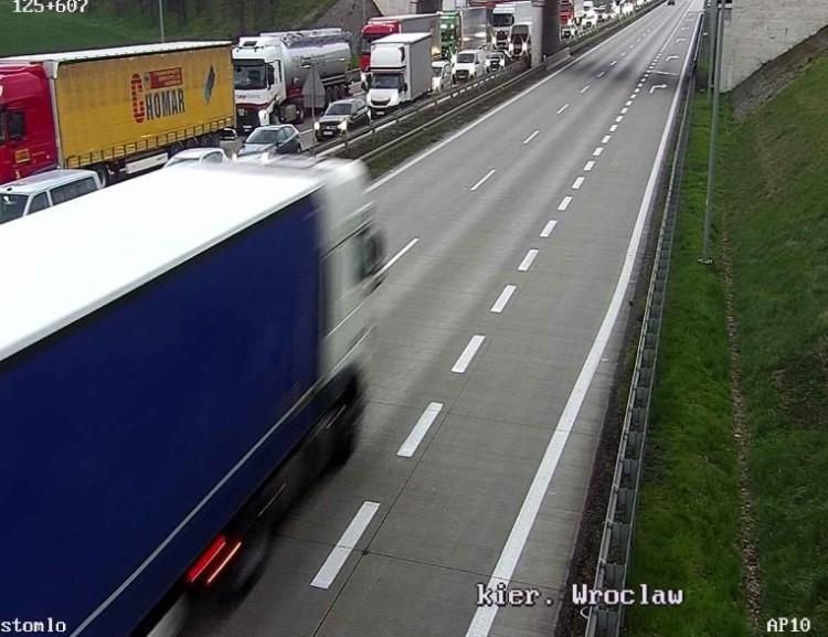 Wypadek busa i ciężarówki na A4 pod Wrocławiem. Korek ma 7 km