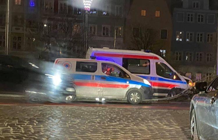 Karetka uderzyła w barierki w centrum